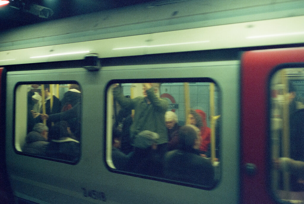 Analoges Foto in der Underground in London. Geschossen mit der Mamiya 645. Streetphotography.