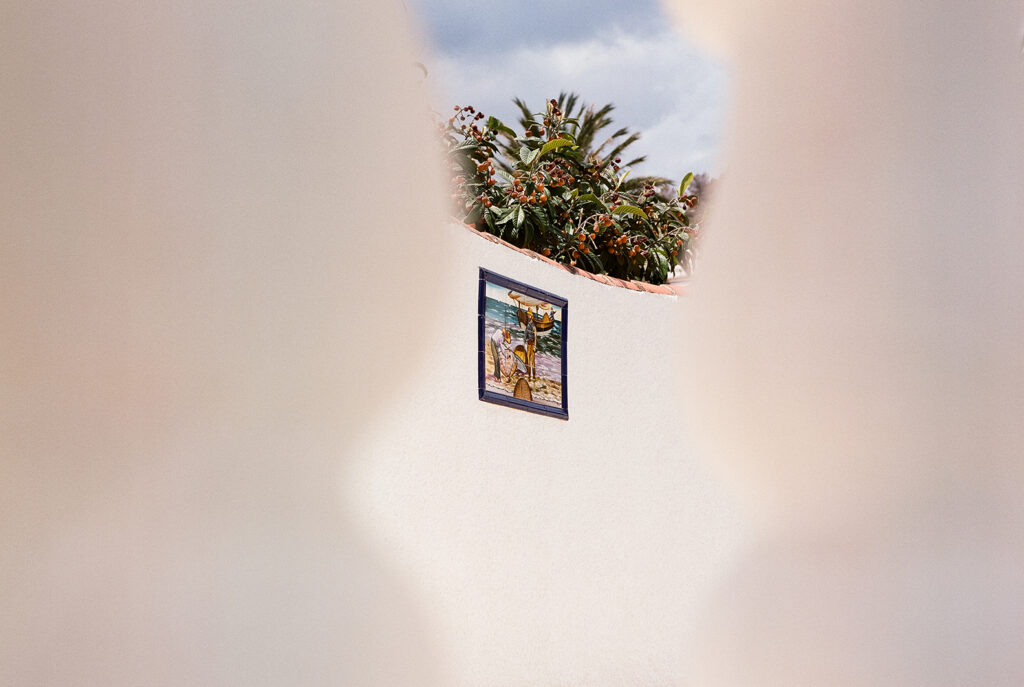Analoges Foto eines Mosaiks an der Wand. Geschossen mit der Mamiya 645. Lifestylefotografie. Lifestyle.