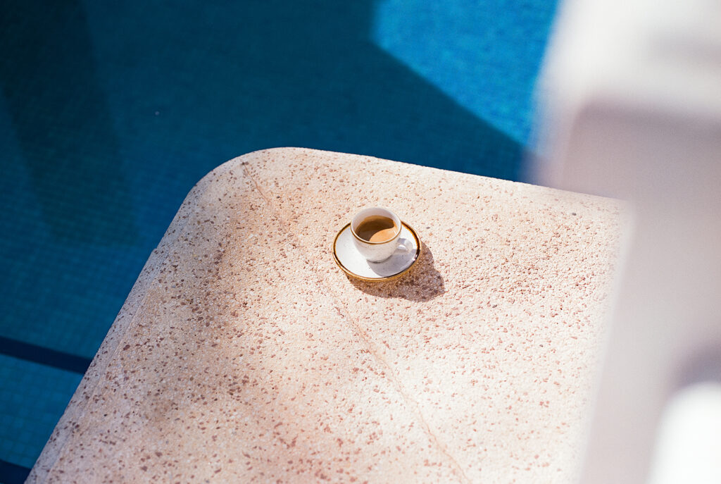 Analoges Foto eines Espressos am Pool. Geschossen mit der Mamiya 645. Lifestylefotografie. Lifestyle.